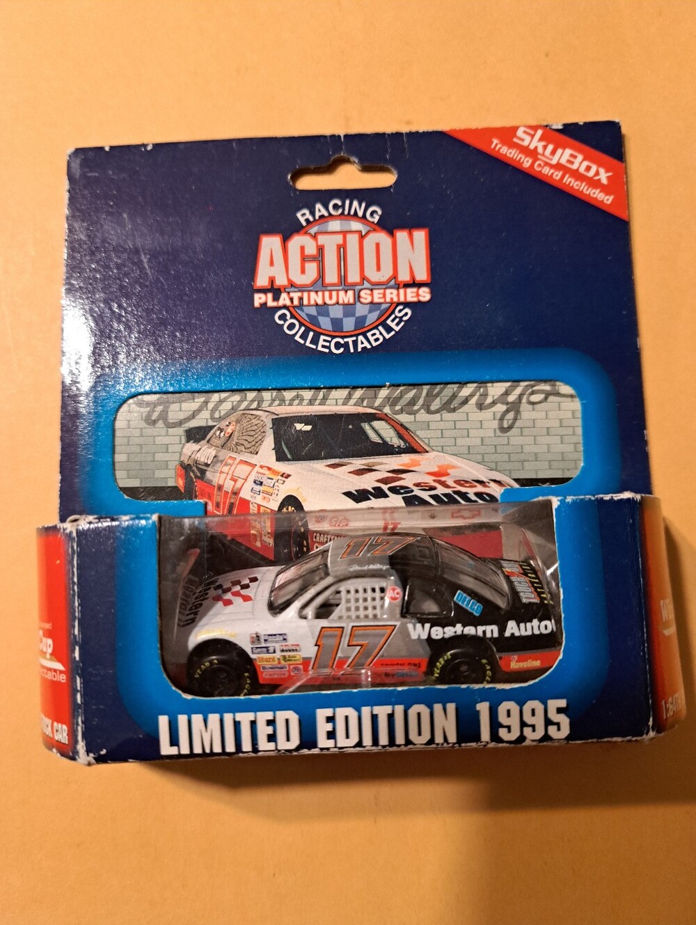 Vintage 1995 Racing Action Platinum #17 Darrell Waltrip NASCAR Die-Cast Race Car - Picture 2 of 3